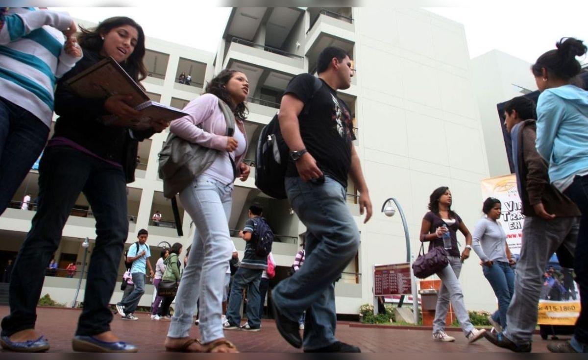 Siete de cada diez estudiantes en universidades privadas de Perú pertenecen a sectores C, D y E