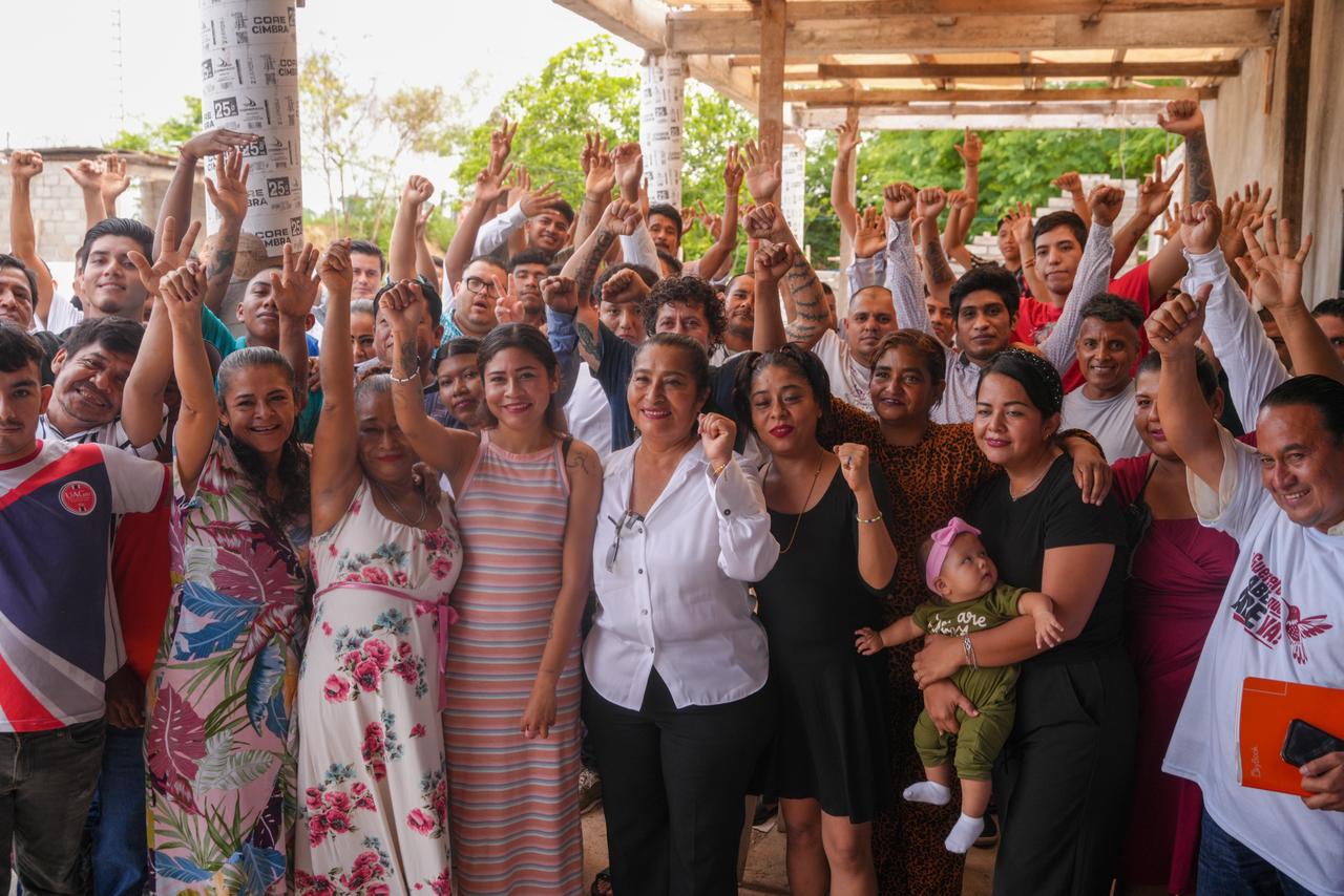 Abelina López comparte su historia de vida con jóvenes en Ixtapa