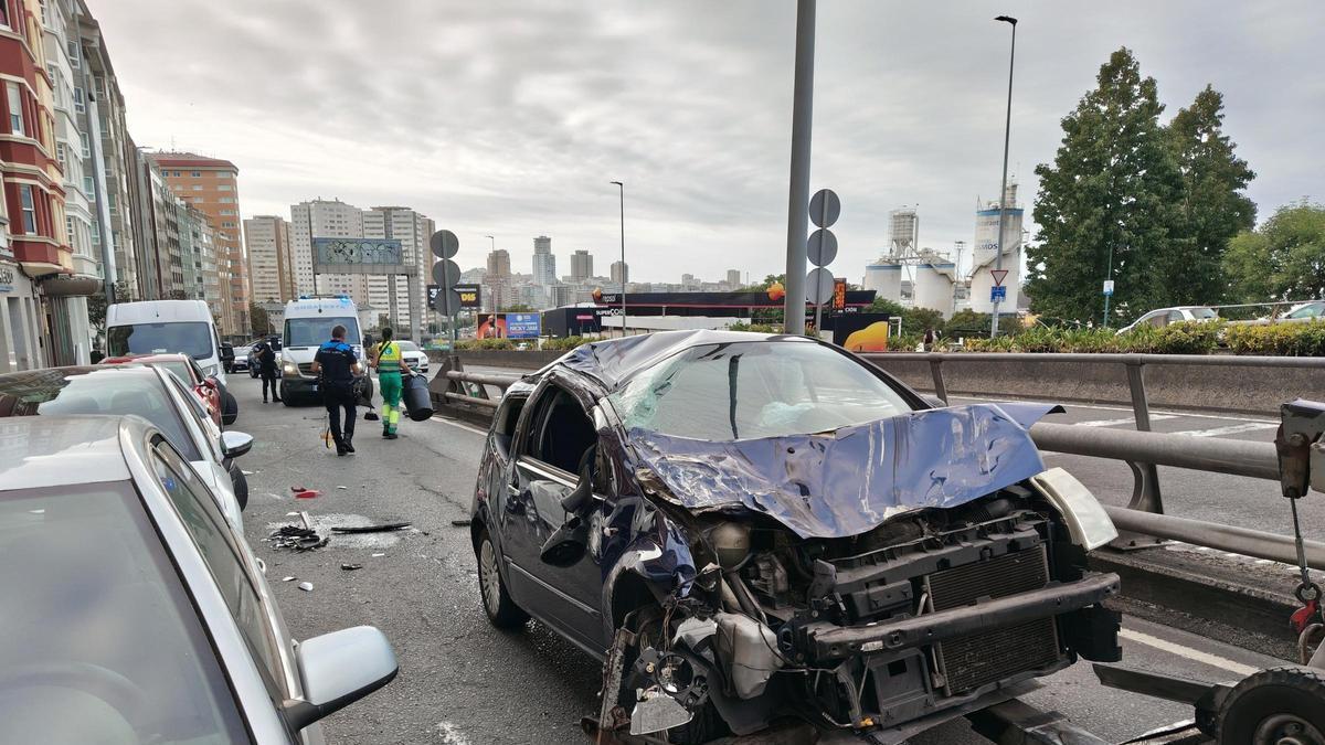 Vehículo volcado en avenida del Ejército en A Coruña causa daños