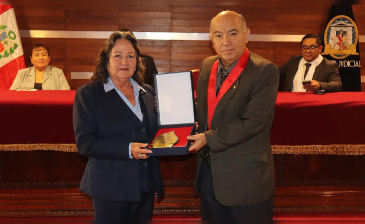 Corte de La Libertad reconoce labor de servidores judiciales