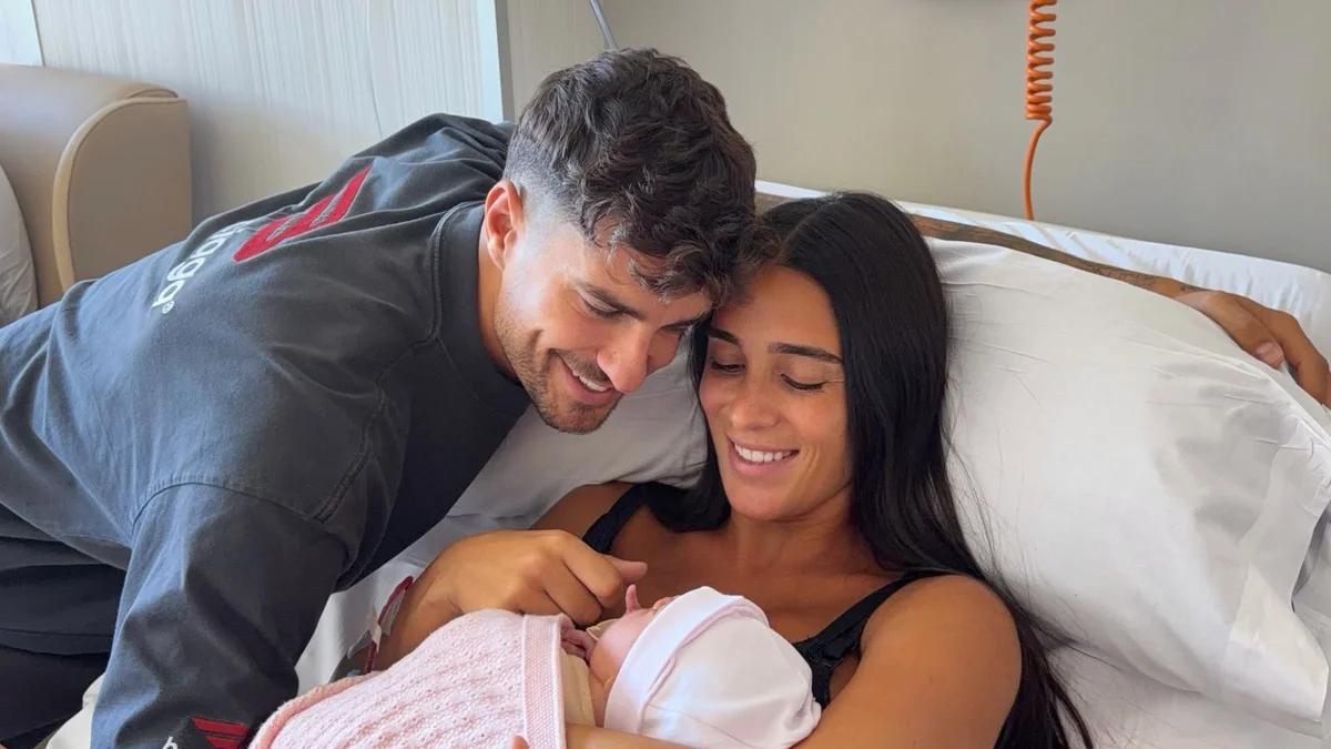Claudia Martínez y Mario González, padres de su primera hija, Valentina