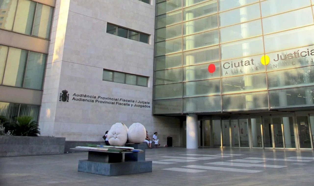 Condenan a hombre por encerrar y agredir a su pareja menor en Manises