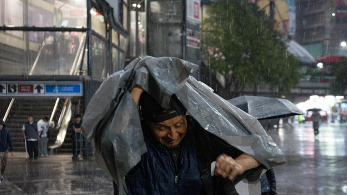 Tres huracanes en el Pacífico mantienen lluvias en el país
