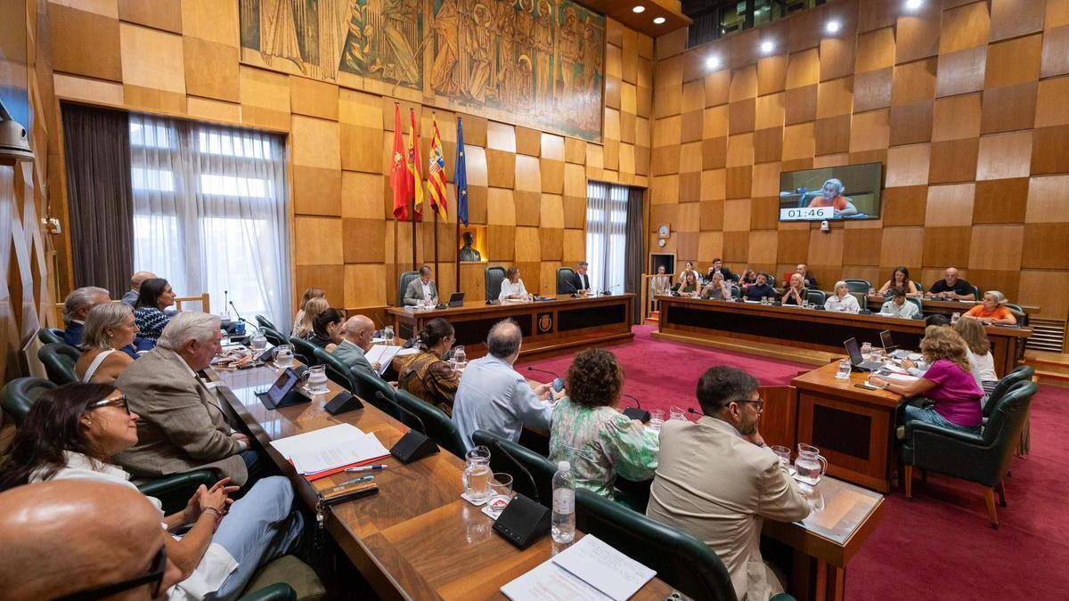 Zaragoza limita uso del burka, prohíbe pernoctar en parques y sanciona despedidas de soltero
