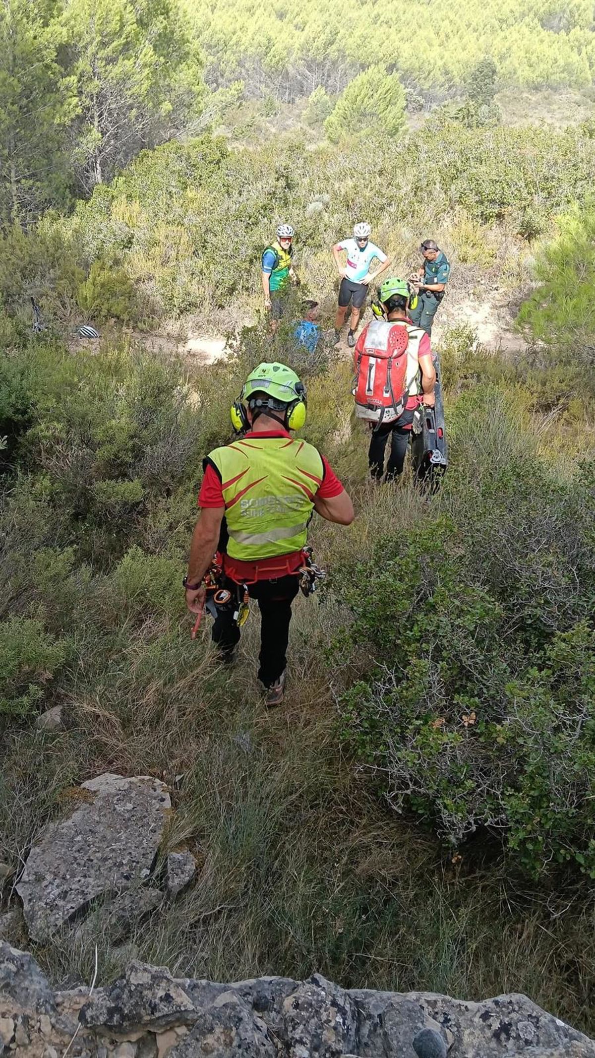 Guardia Civil asiste a ciclista accidentado en Aras, Navarra