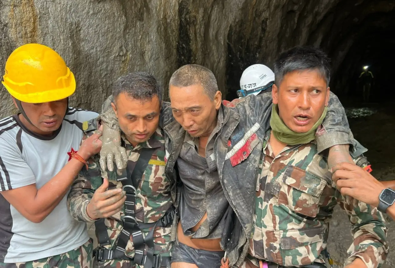 Rescatan a ciudadano chino tras riada en Nepal