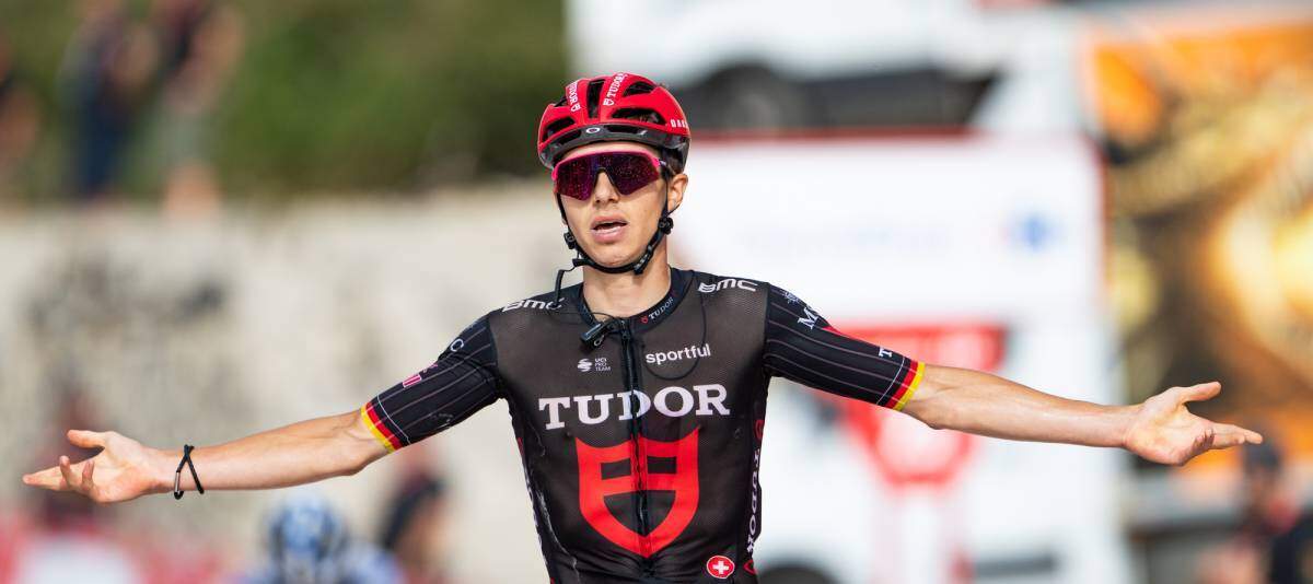 Mas refuerza liderato en La Vuelta con victoria de Brenner en Jaén