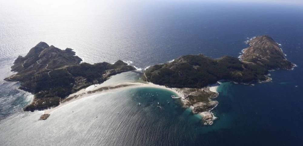 Mariñeiro herido es evacuado en helicóptero a 15 millas de las Islas Cíes