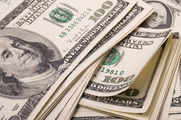 Dólar baja mientras mercado observa con cautela esquema cambiario de Milei