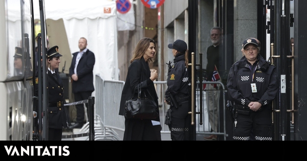 Felipe VI y Letizia llegan a Oslo para despedir a Harald junto a familiares