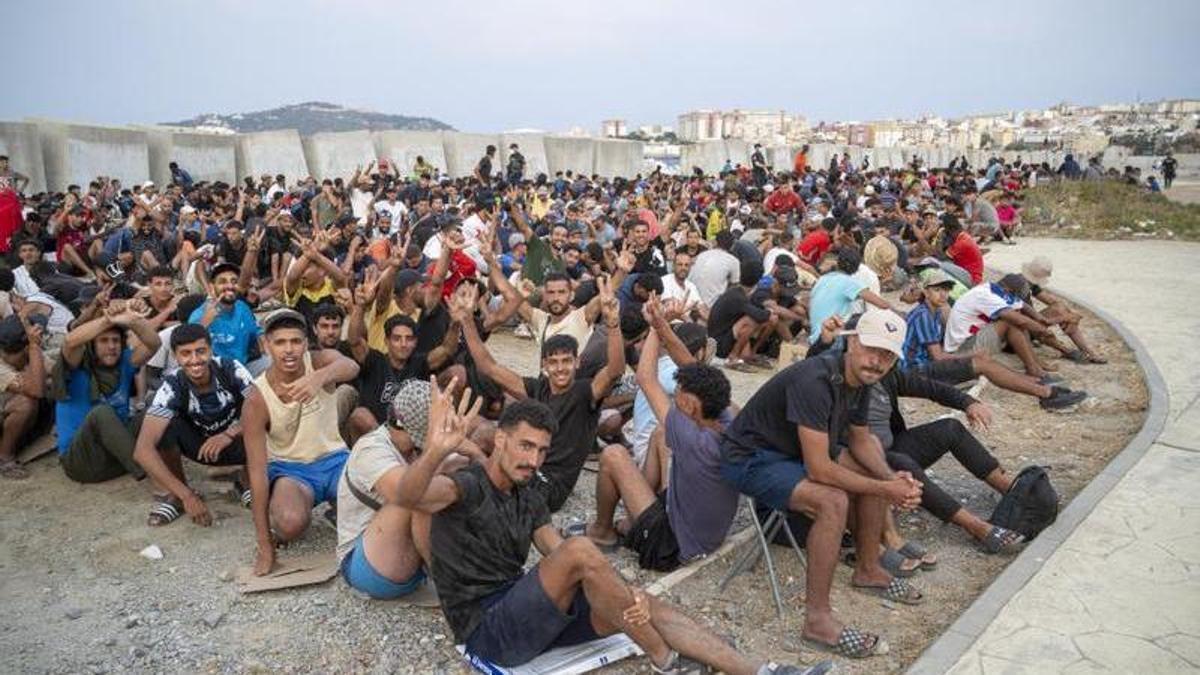Fuerzas de seguridad acumulan imágenes de migrantes en avalancha de Ceuta