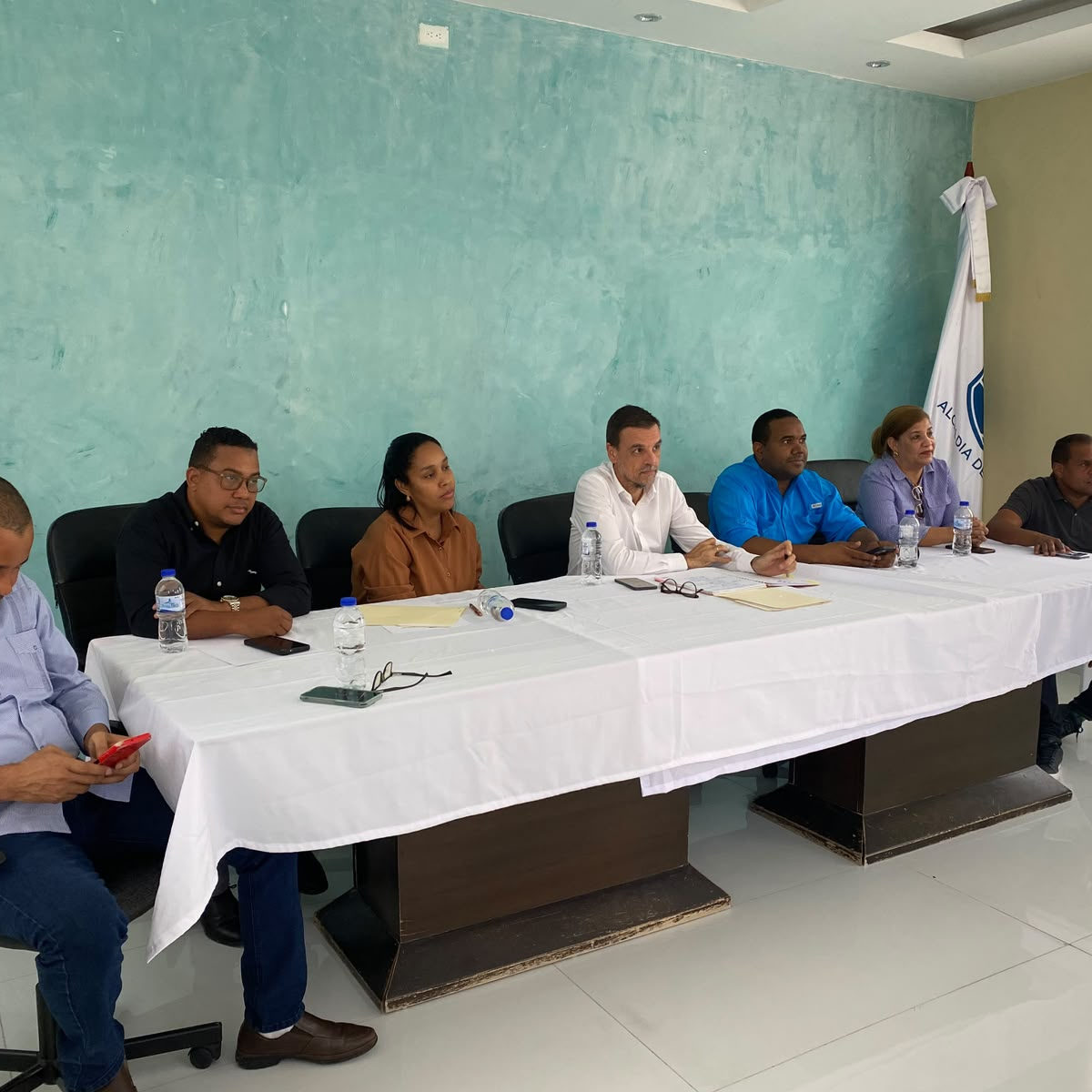 Gobernación Bahoruco coordina encuentro comunitario con gerente de Edesur