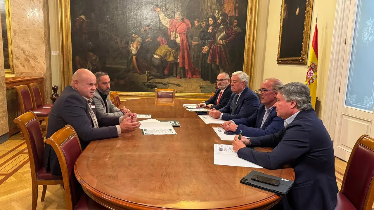 AEGC informa al PP en Senado sobre situación en cuarteles de Lugo