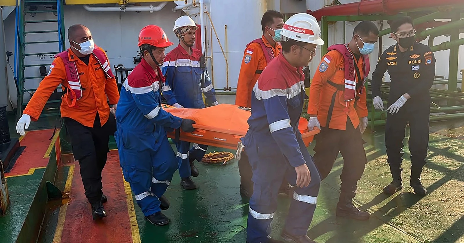 Indonesia localiza barco semihundido con seis muertos y 129 desaparecidos