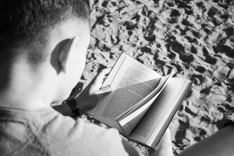 Relato sobre lectura y vida en Ibiza durante agosto