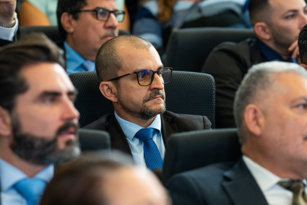 Oficialismo y oposición discuten horario de sesión solemne en Puntarenas