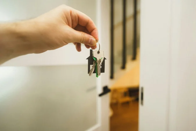 Ley permite cobrar indemnización si un hermano vive gratis en casa heredada