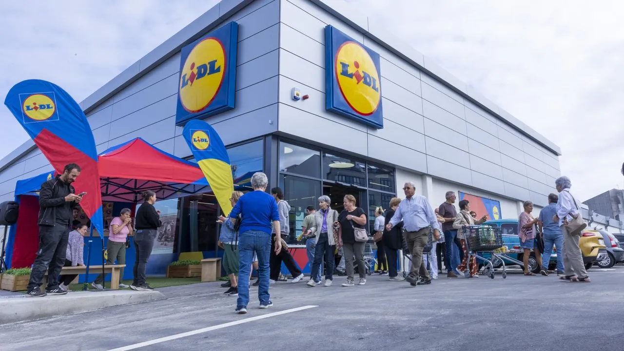 Reapertura del Lidl genera expectación en Carballo