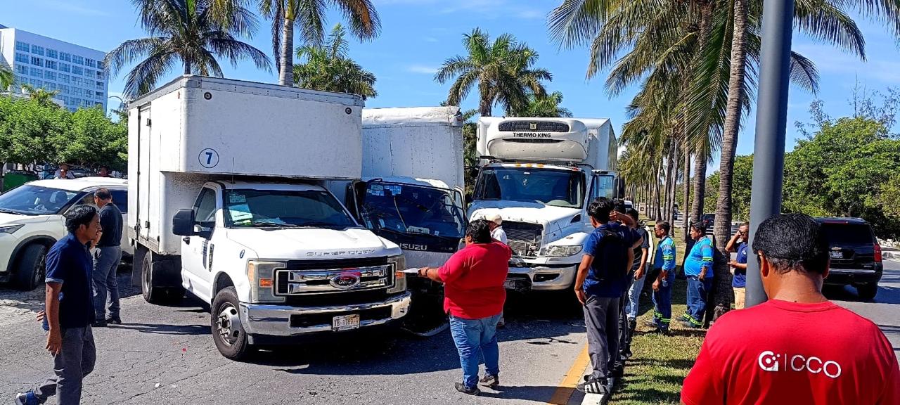 Carambola de tres camiones en Zona Hotelera de Cancún