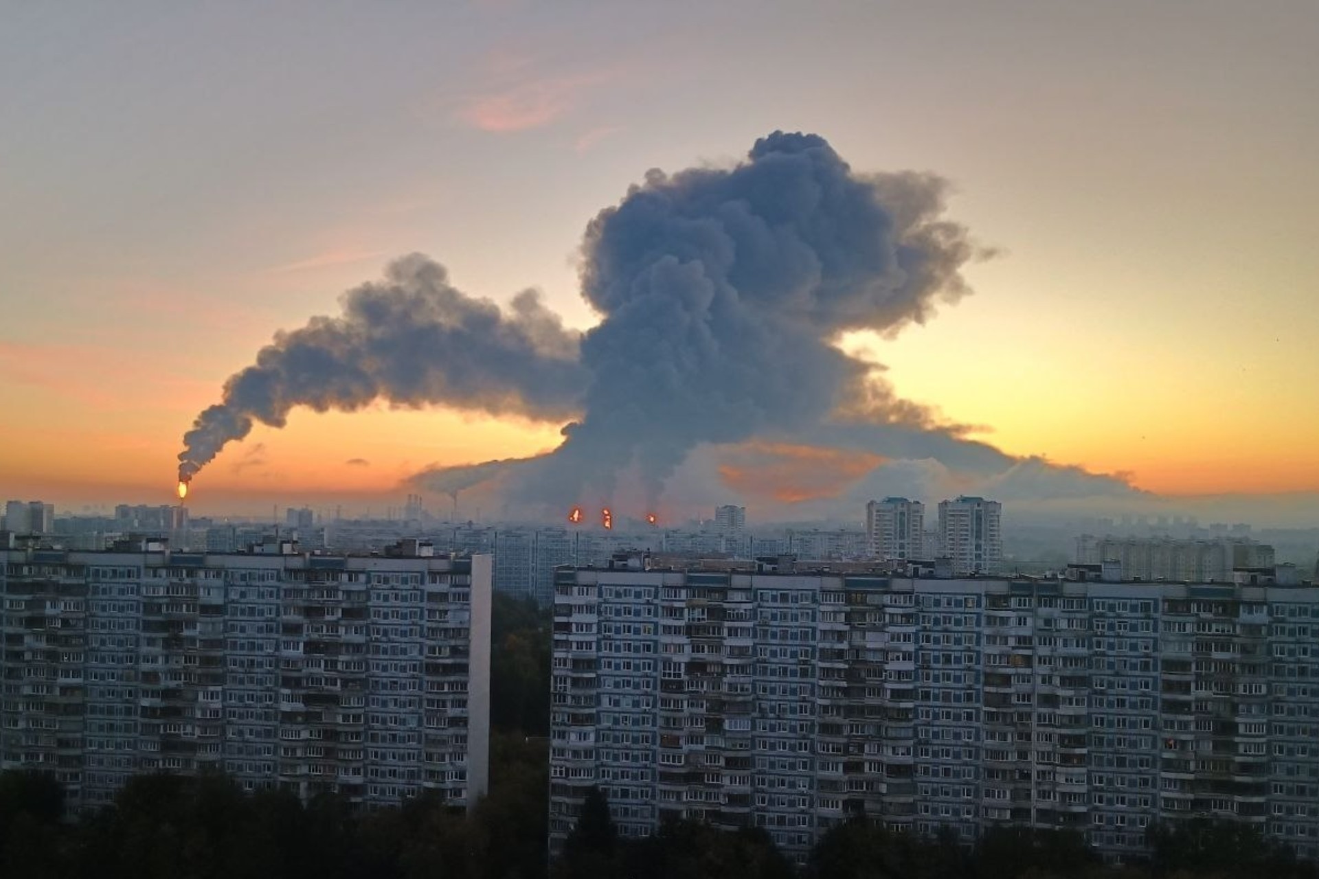 Ataque masivo de drones en Moscú deja dos muertos y daña refinería