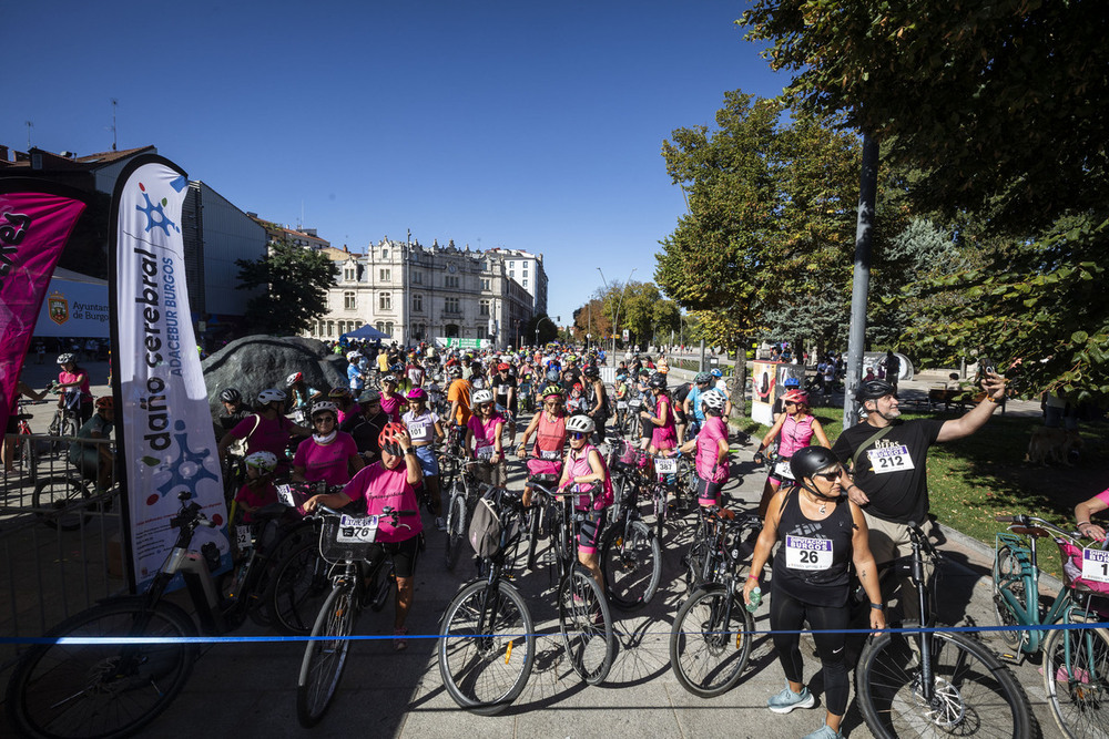 450 ciclistas apoyan a la asociación Daño Cerebral Burgos