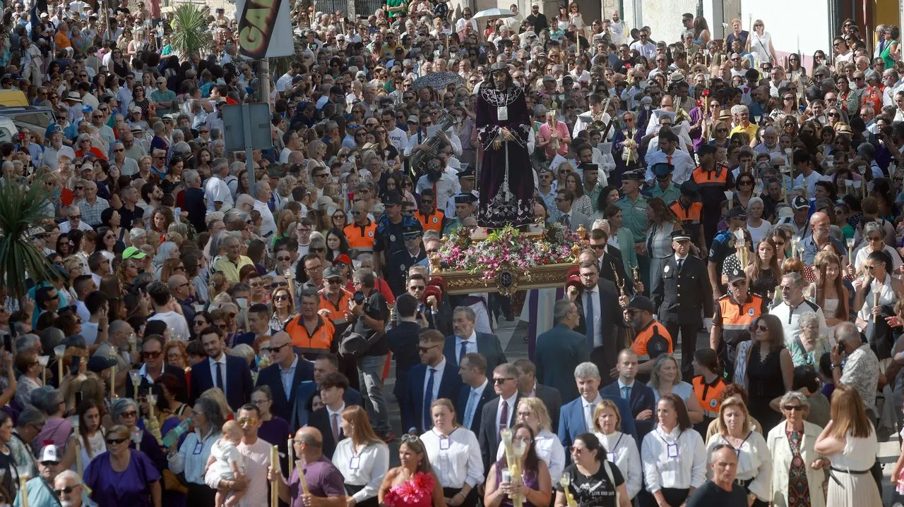 Cuatro ataúdes y miles de ofrendas renuevan la fe en el Nazareno