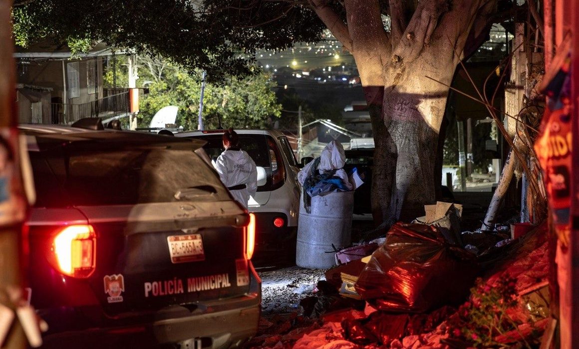 Hallan cuerpo con mensaje amenazante en bote de basura en BC