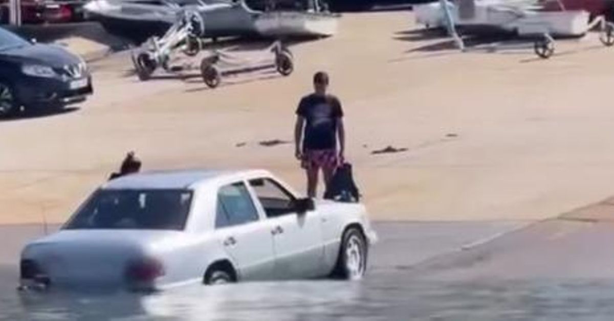 Coche termina en el mar en el muelle de Canido