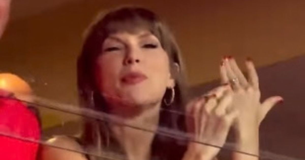 Taylor Swift muestra su anillo de bodas tras touchdown de Travis Kelce