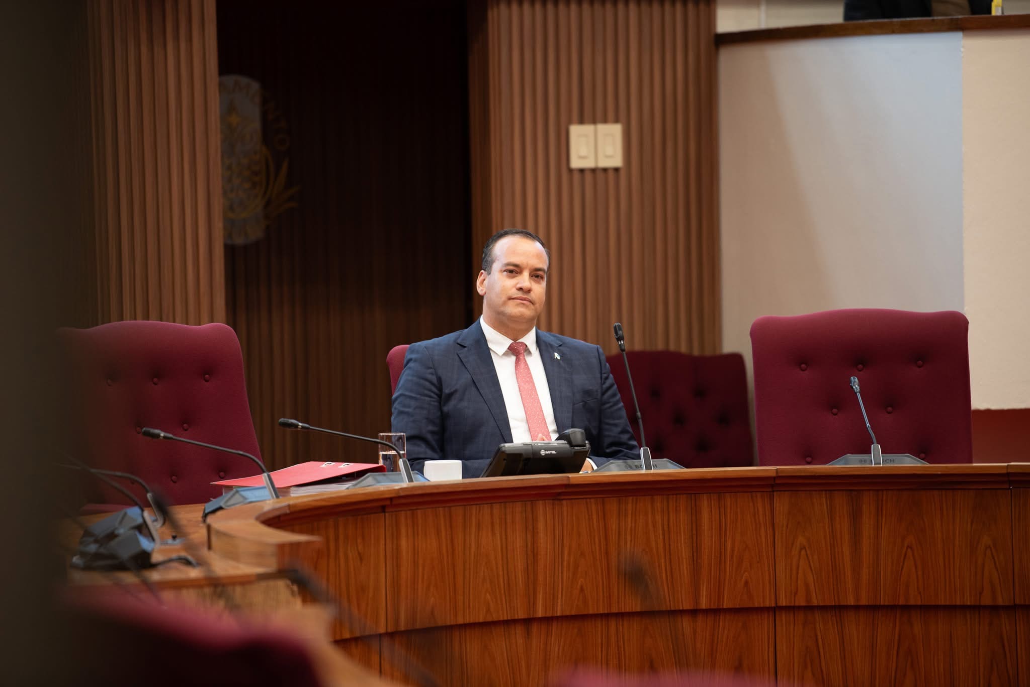 Gobierno busca apoyo parlamentario para suavizar ley de salario máximo LNT