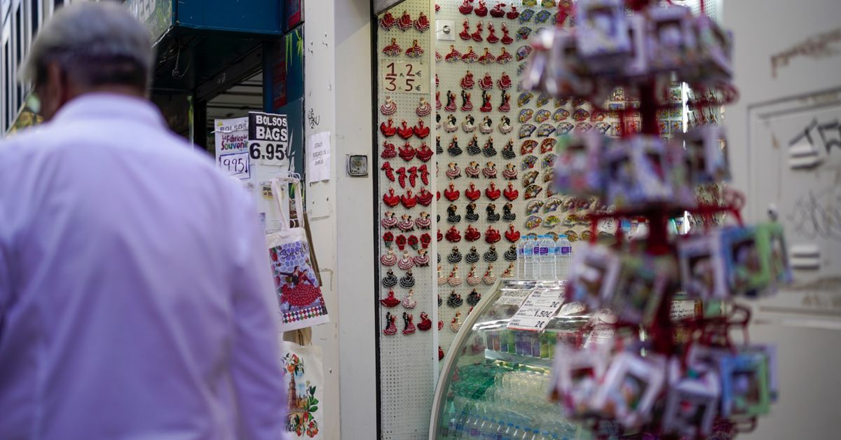 Desafíos para hacer la compra en centro de Sevilla dominado por 'brunch' y souvenirs