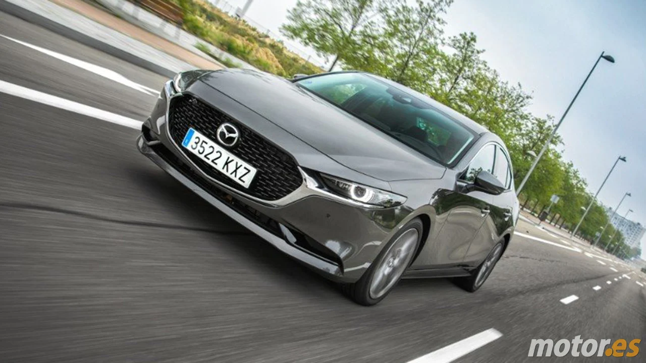 Mazda3 ofrece rebaja y etiqueta ECO frente a Toyota Corolla Sedán