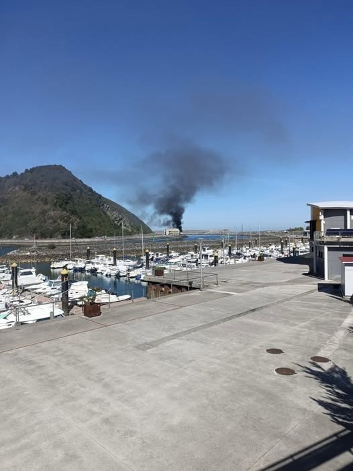 Zona de playa de Orio cerrada por incendio de barco