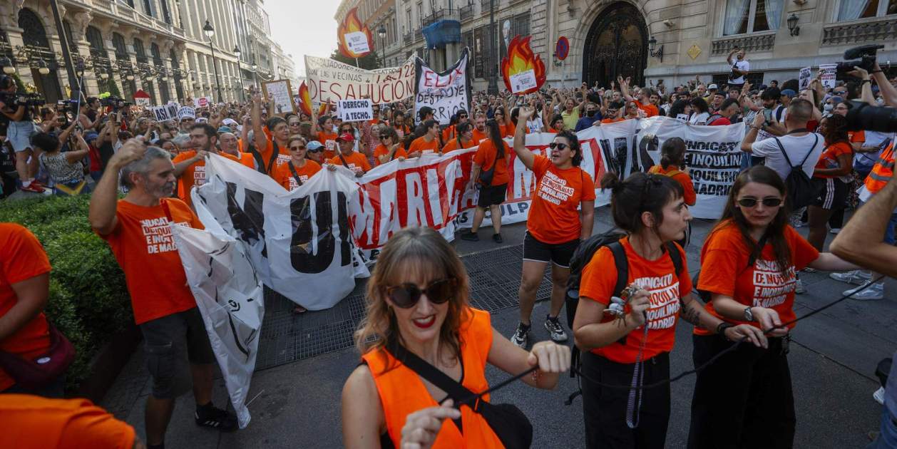 Multitud se concentra en Madrid en apoyo a Maricarmen, mujer desahuciada de 87 años