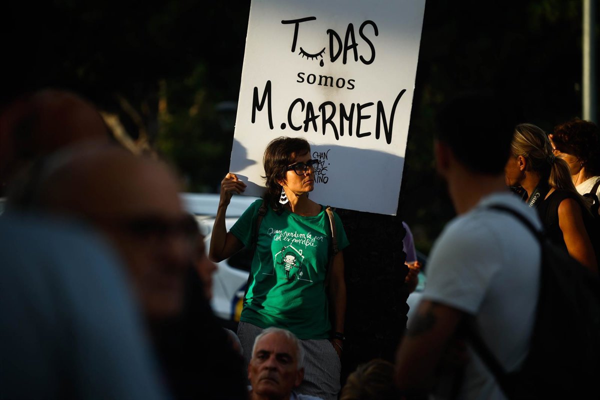 Manifestantes por la vivienda cortan la Diagonal de Barcelona
