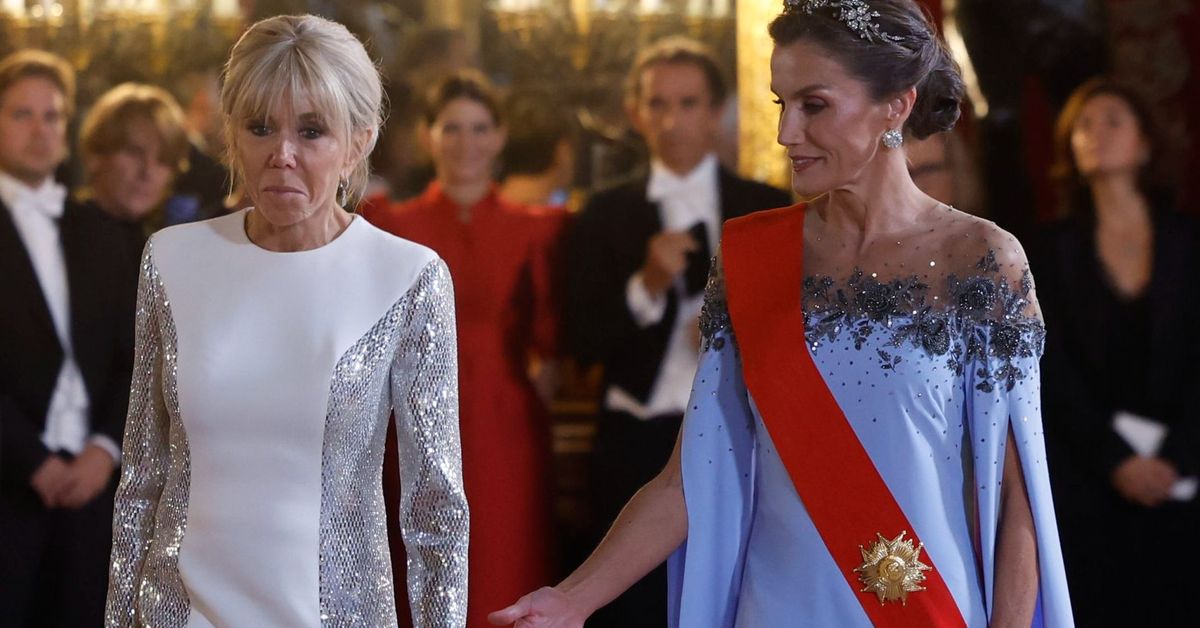 Reina luce tiara en cena de honor a los Macron