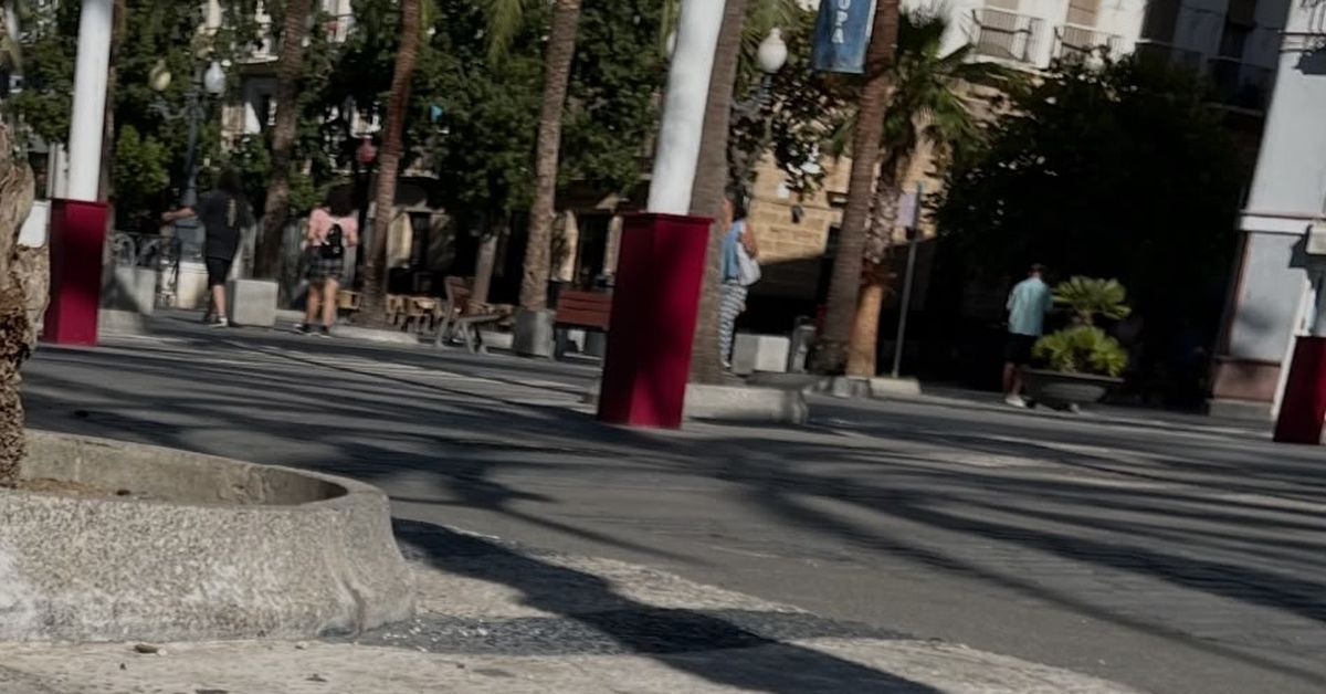 Denuncian mal estado del suelo en plaza de San Juan de Dios, Cádiz