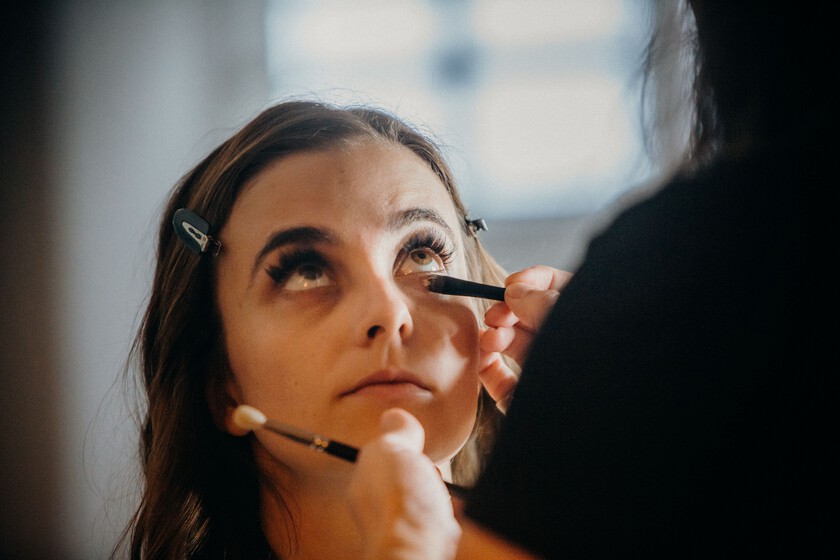 Maquilladoras recomiendan precorrector de color melocotón para ojeras oscuras