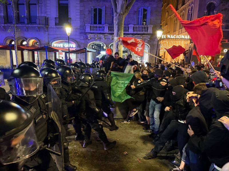 Trece detenidos tras disturbios en manifestación por vivienda en Barcelona