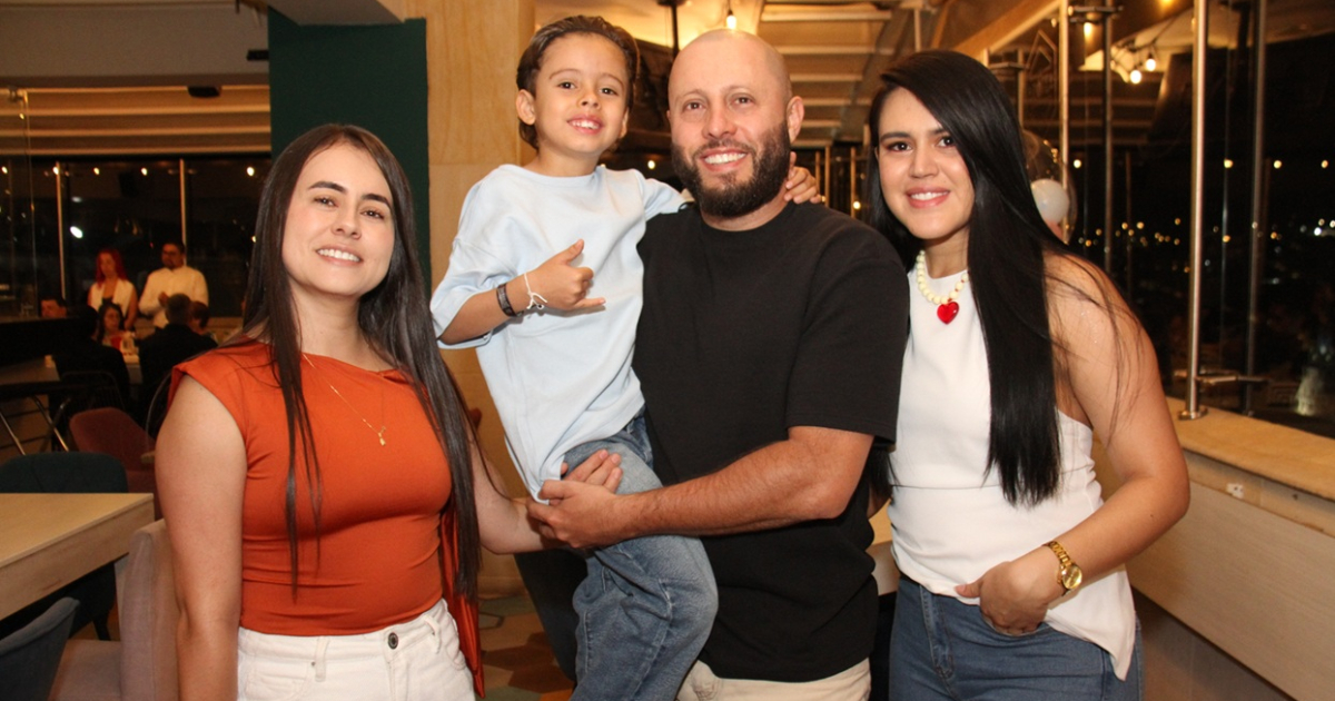 Familiares y amigos se reúnen en restaurantes para cenas y almuerzos