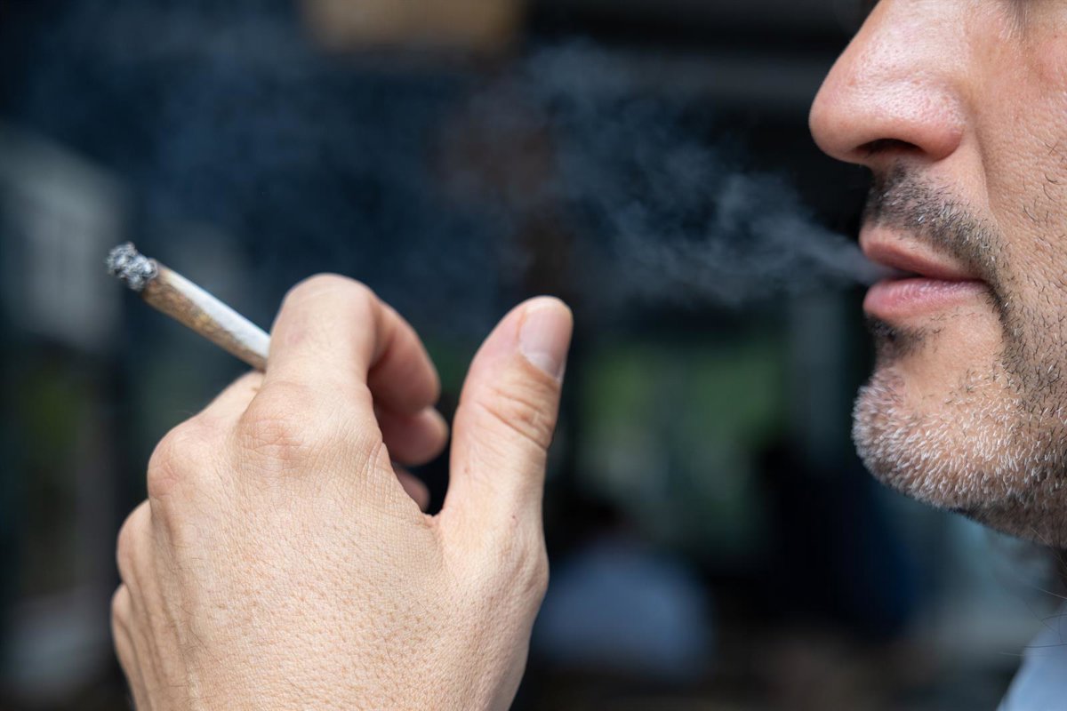Descubren cómo el humo del tabaco prepara células pulmonares para cáncer