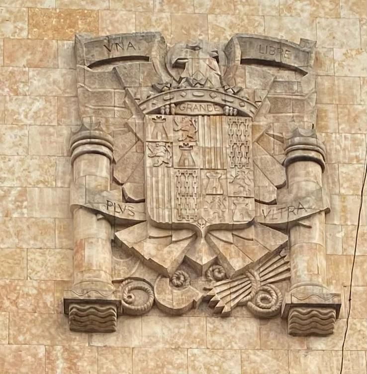 Delegación de Correos en Salamanca exhibe escudo fascista en edificio estatal