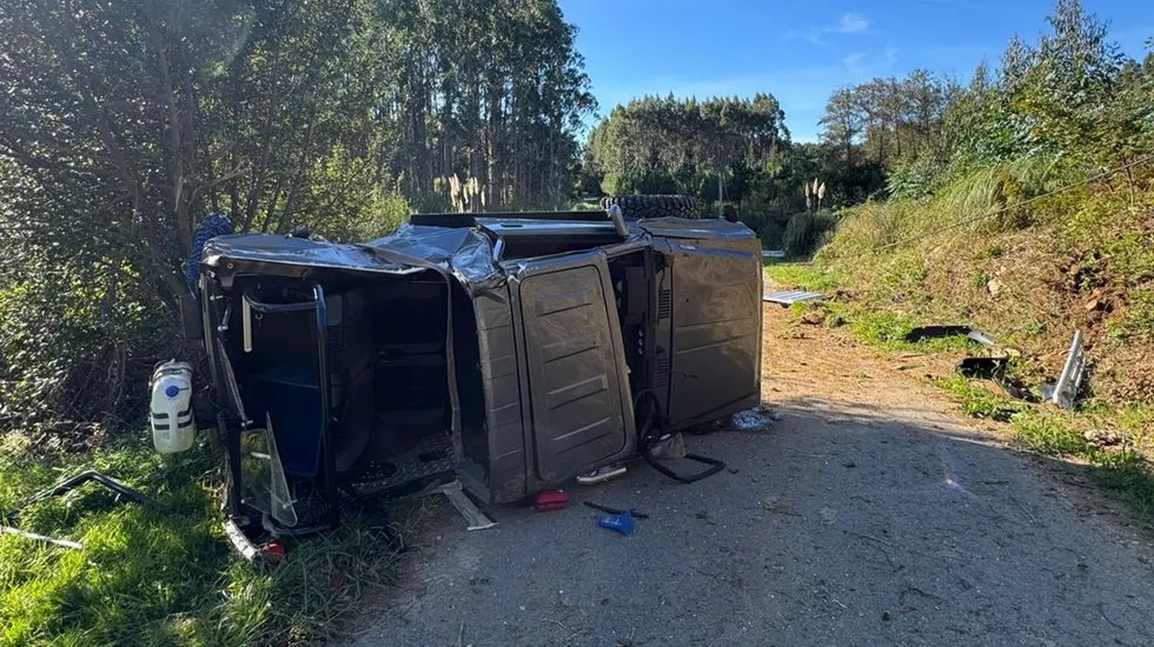 Tres menores heridos en Carballo tras volcar todoterreno conducido por joven
