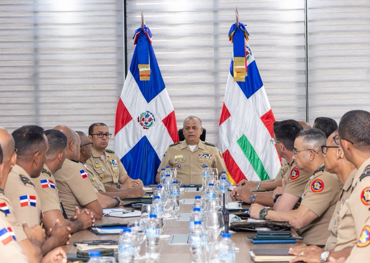 Ministro de Defensa revisa planes de seguridad con altos mandos militares