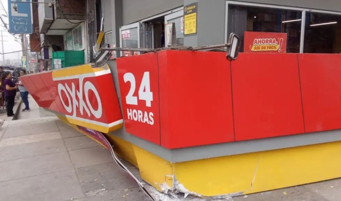 Letrero de tienda Oxxo cae sobre adulto mayor y menor en San Juan de Lurigancho