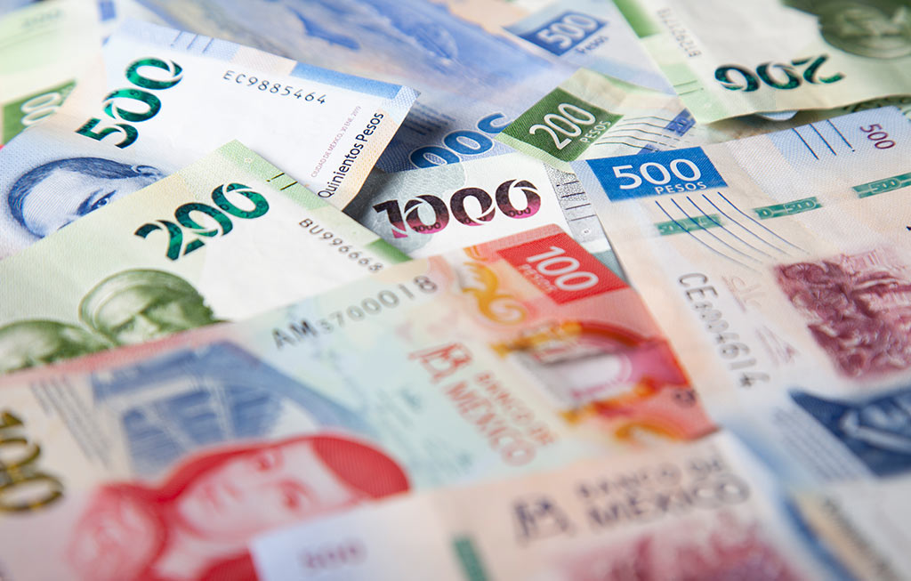 Peso mexicano inicia semana con ganancias frente al dólar