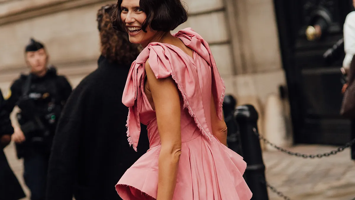 La falda asimétrica, tendencia de otoño 2026 en moda y sociedad
