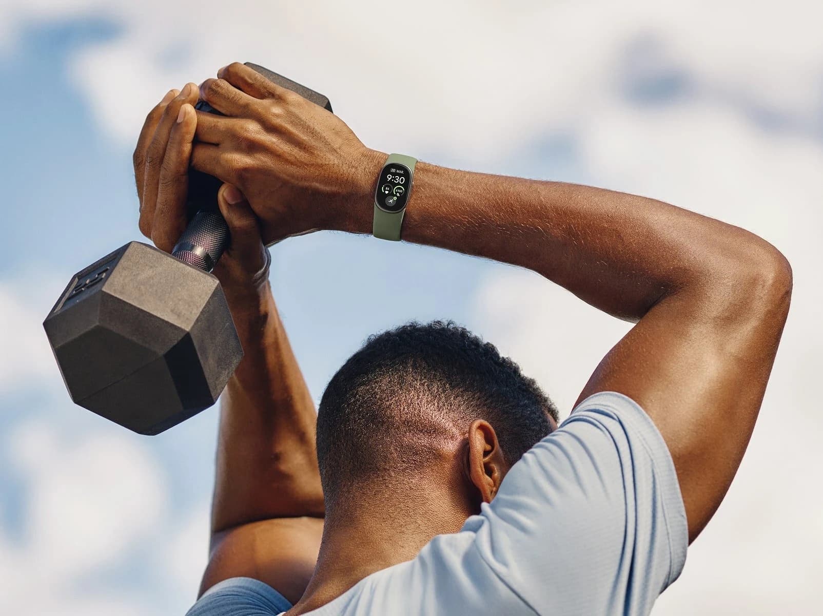 Google lanza Fitbit Edge con pantalla AMOLED y entrenador Gemini