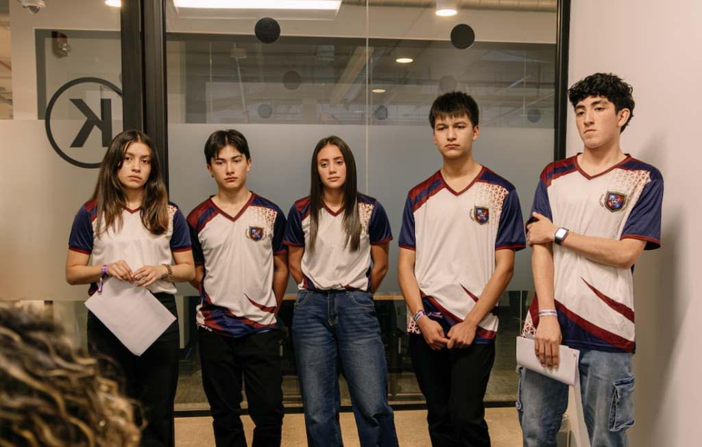 Jóvenes de 16 a 19 años desarrollan soluciones en Changemaker Challenge 2026