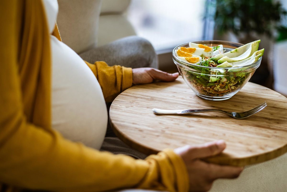 Dieta saludable en embarazo reduce riesgo de cólicos y eccema en bebés
